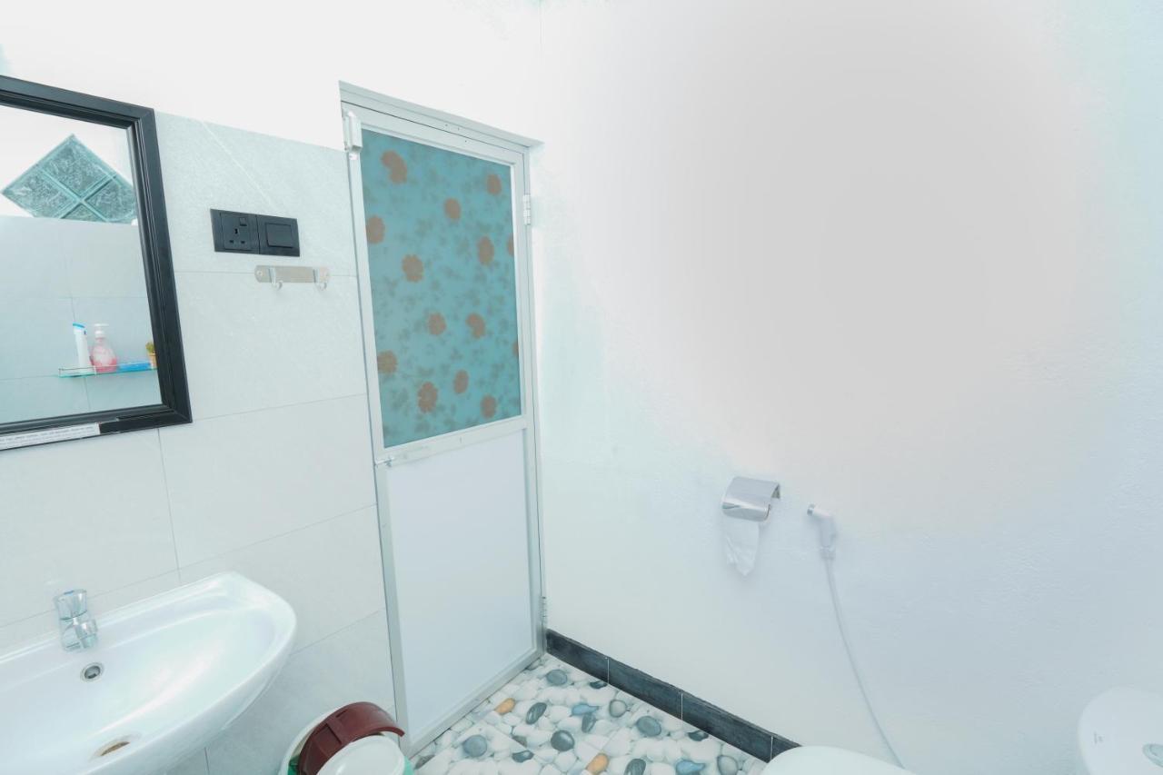 Lilly Palace Villa Guest House 니곰보 외부 사진